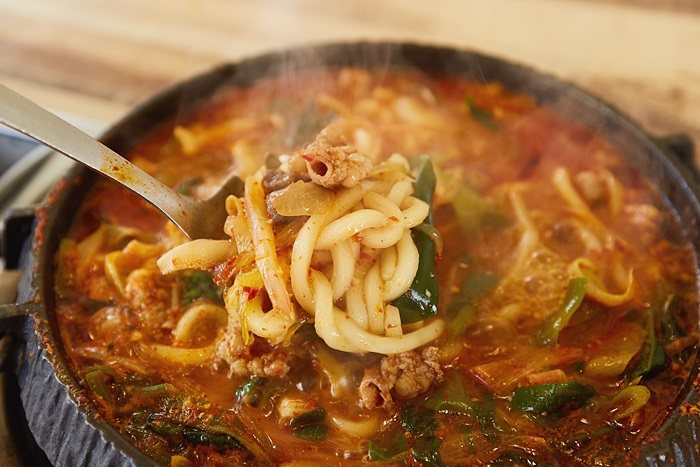 곱창전골에서 국자로 건져 올린 우동사리