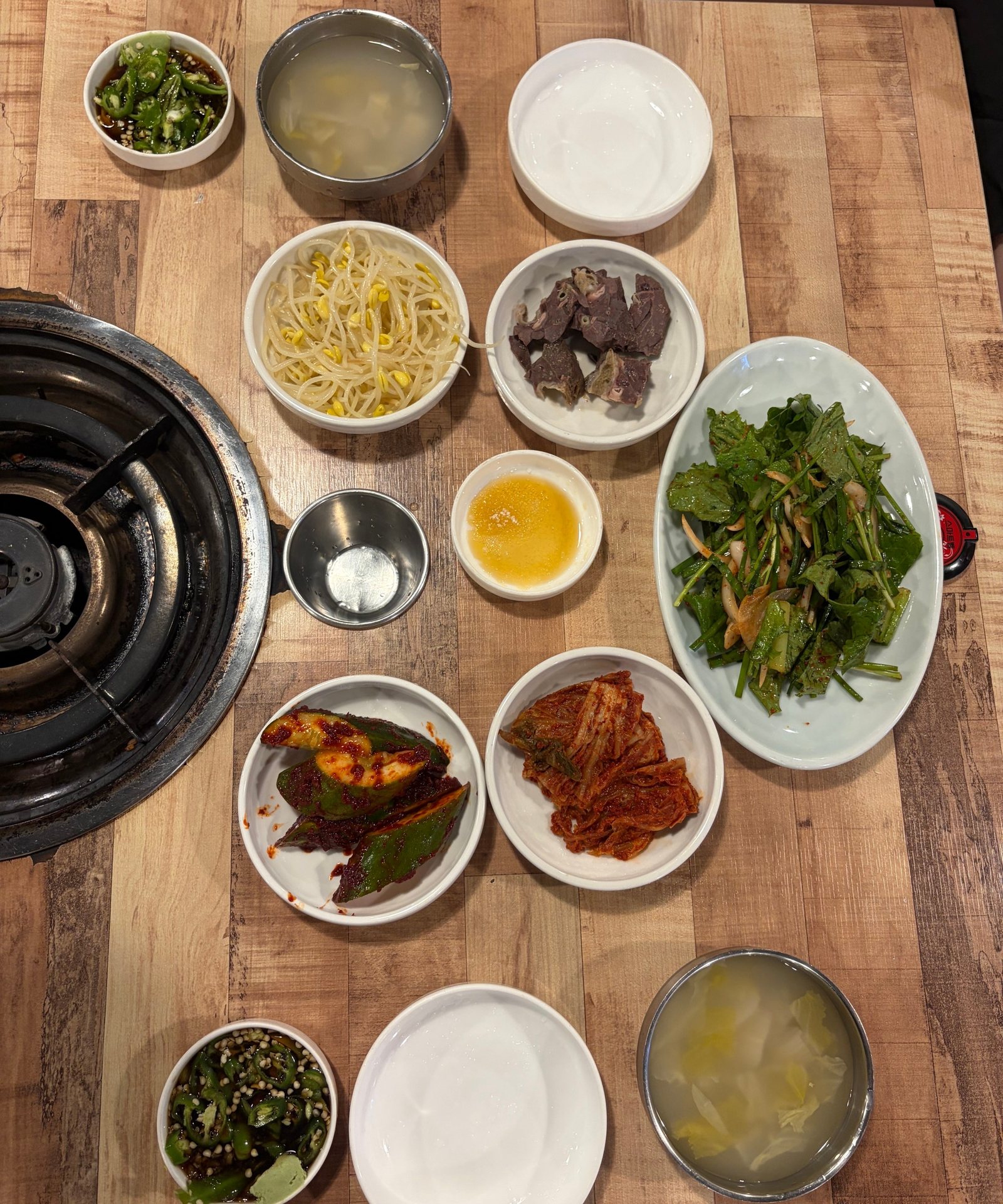 위에서 본 기본 상차림. 동치미 두 그릇, 콩나물무침, 삶은 허파, 배추김치, 오이무침, 겉절이와 고추 간장